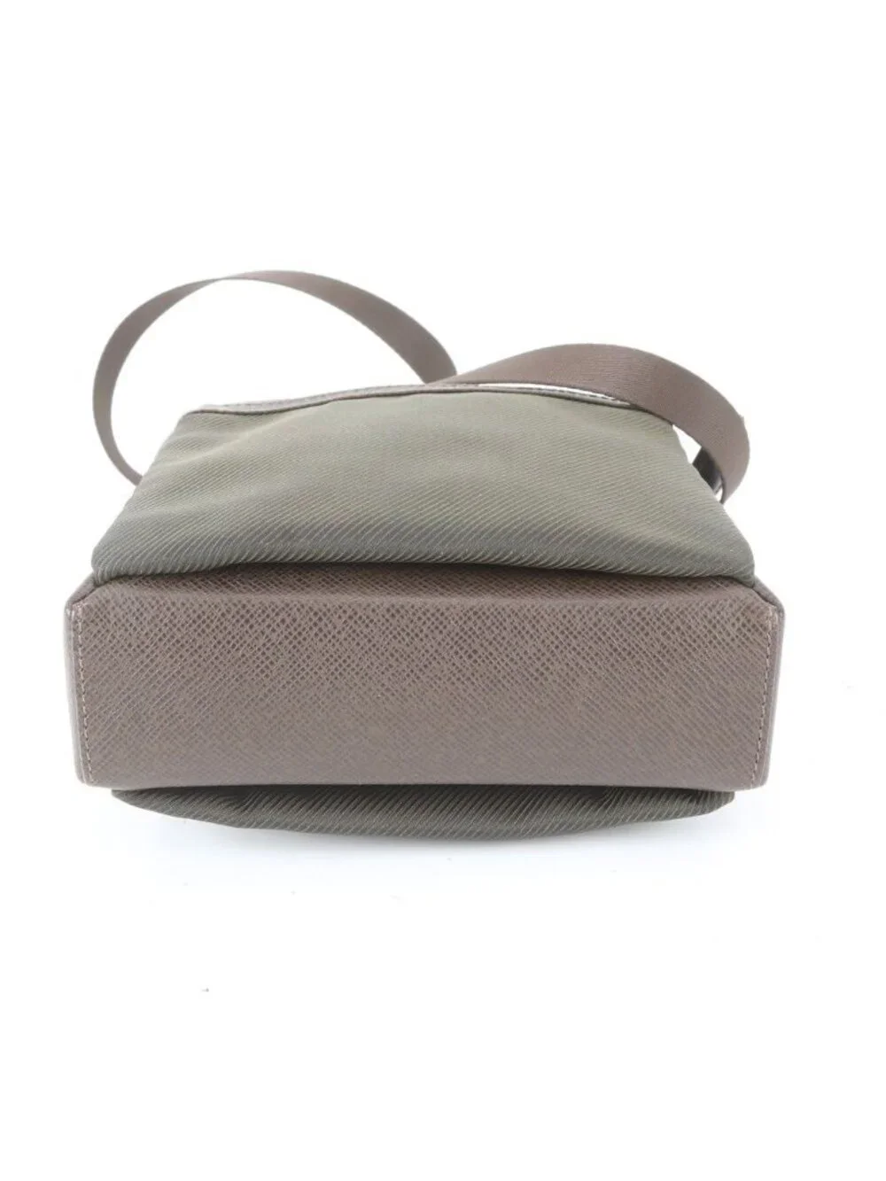 Louis Vuitton Taiga Sayan Leather Shoulder Bag Crossbody Messenger Business
